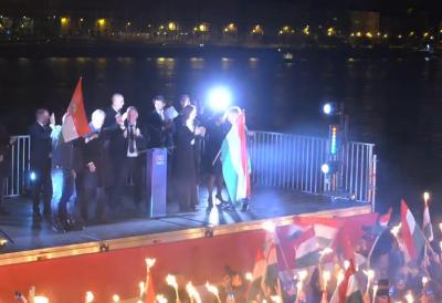 Mađar drži pobednički govor: Izašao na binu sa zastavom u ruci i pesmom koja je decenijama svetski hit (VIDEO)