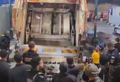 (VIDEO) U kamionu za smeće pronađeno 68 ljudi - ilegalni ulazak zaustavljen u poslednjem trenutku