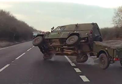 Isplivao jeziv snimak nesreće na auto-putu: Žena "audijem" presekla put vojnom vozilu, usledio horor - više osoba povređeno (VIDEO)