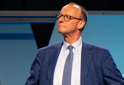 Merc progoni neistomišljenike: Berlin kažnjava kritiku, Srbija pokazuje lice demokratije