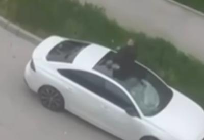 Skandal u Tuzli: Muškarac palicom razbijao auto, skakao po njemu pa 