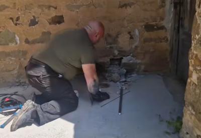 (VIDEO) Zastrašujući prizor na jugu Srbije: Razbio zid, pa ugledao ovo 