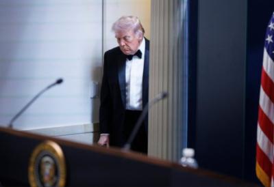 Pucano na Donalda Trampa u Beloj kući: Američki predsednik hitno evakuisan, pogođen tajni agent