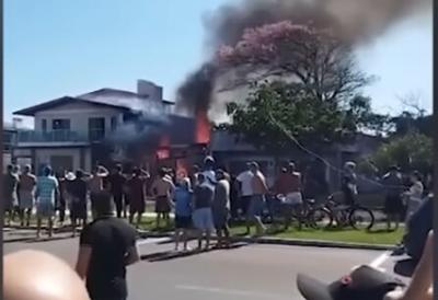 Jeziv snimak nesreće: Avion nakon poletanja udario u restoran i izazvao eksploziju, 4 osobe poginule (VIDEO)