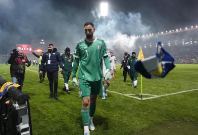 STIGLA GA KARMA: Donaruma je SRAMOTA za fudbal - Pogledajte nestvarno PRLJAV potez golmana Azura tokom penala (FOTO)