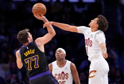 DONČIĆ IGRA KOŠARKU ŽIVOTA! Magični Luka ubacio 42 poena i srušio rivala