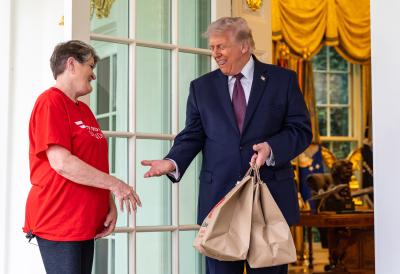 Tramp naručio dostavu iz Mekdonaldsa: Američki predsednik dao bakišiš 100 dolara - Želi da promoviše novu politiku