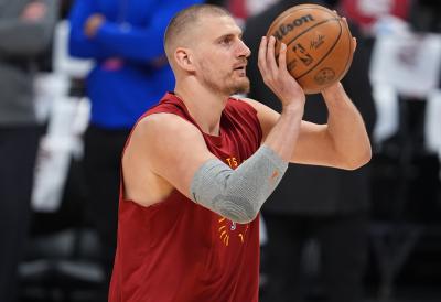 JOKIĆ SPREMAN ZA PLEJ-OF: Elegancija, braon odelo i nova frizura (VIDEO)