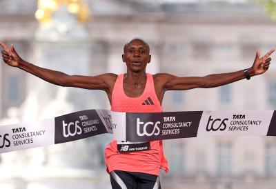 ISTORIJSKI DAN U LONDONU: Dva rekorda pala, Kenijac istrčao maraton za manje od dva sata