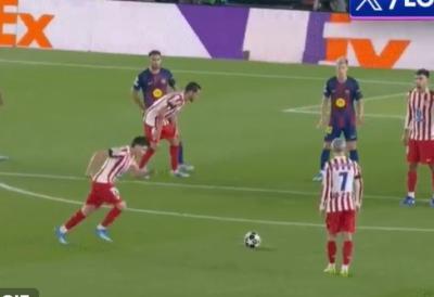 Barselona u istom minutu ostala sa 10 na terenu i primila jedan od najlepših golova sezone: Poezija Alvareza iz slobodnjaka (VIDEO)