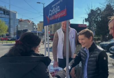 (FOTO) ''Preživeli smo blokaderski teror i nastavljamo tamo gde smo stali", Brnabić: Posetila štand SNS-a pa poručila da za pristojnu i stabilnu Srbiju nema alternativu