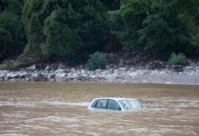 Sekunde delile od tragedije: Automobil sleteo u jezero na jugu Srbije, trudnica ostala zarobljena - snimak ledi krv (VIDEO)
