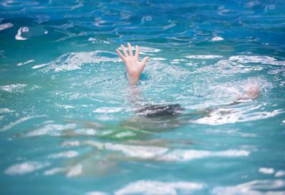 Devojčici (12), kosa ostala zaglavljena u pumpi bazena pa bila bez daha više od pet minuta: Hitno prebačena u bolnicu ali je već bilo kasno