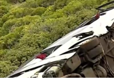 (VIDEO) Prevrnuo se autobus pun turista, ima mrtvih: Stravični prizori sa mesta nesreće, vozilo se survalo niz provaliju