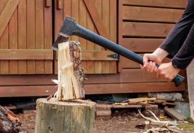 Nasrnuo na čoveka sekirom, naneo mu teške povrede: Haos na severu zemlje, muškarac posumnjao na krađu drva pa pretio smrću - hitne službe odmah reagovale