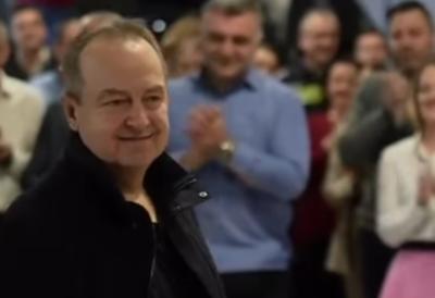 (VIDEO) ''Hvala kolegama, dirnuli ste me!'', Dačić se vraća na radno mesto: Kolege iz MUP-a priredile dirljivo iznenađenje, ministar poručio samo jedno