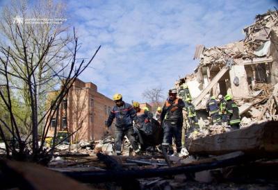 (FOTO) ''Više od 20 zastrašujućih sati Rusi su napadali Dnjepar u talasima'', 10 ljudi poginulo: Veliki deo stambene zgrade srušio se nakon udara, 49 osoba povređeno