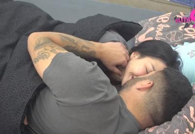 Ljube se na Stanijine oči: Maja i Asmin prevazišli sve granice, evo šta rade ispod pokrivača