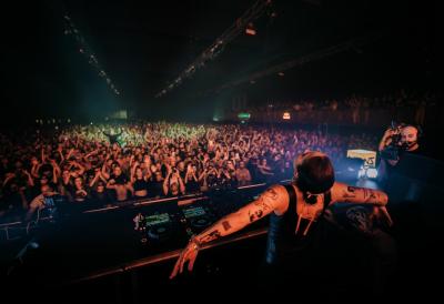 Španska DJ zvezda Indira Paganotto provodi uskršnji vikend u Beogradu i slavi treći ARTCORE rođendan večeras u prepunom Hangaru