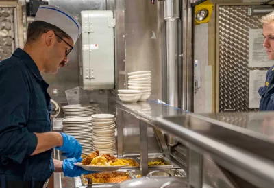 Američki mornari gladuju na brodovima? Tvrdnje o nestašici hrane uzdrmale Pentagon - Objavljene fotografije obroka (FOTO)