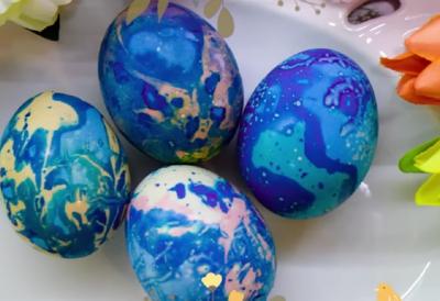 Imate decu i želite da zajedno ofarbate jaja za Uskrs? Sve što vam je potrebno su FLOMASTERI I UBRUS i dobićete fantastičan efekat!