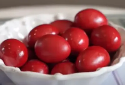 “Crkvena” JARKO CRVENA boja za jaja: Najlepša nijansa za Uskrs dobija se ovako – stari trik za intenzivnu i postojanu boju