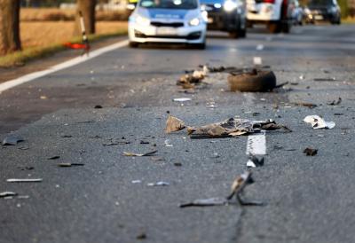 (FOTO) Direktor IT sektora stradao u jezivoj saobraćajnoj nesreći: Luksuzni auto naleteo na njegovo vozilo pa ga od siline udara odbacio - život izgubio i rođak osumnjičenog