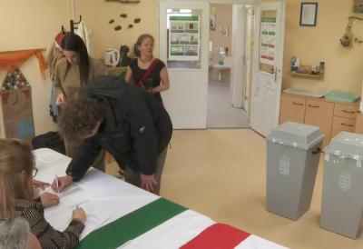 (FOTO)Šok na biračkom mestu u Mađarskoj: Pojavio se u bademantilu i papučama a kandidat je jedne partije - jedan detalj posebno upada u oči