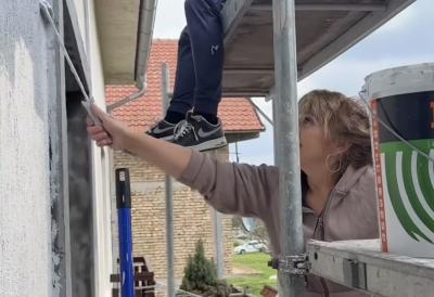 Goca Džehverović na Veliku subotu kreči kuću: Teodorina majka se popela na skelu i latila se posla: "Došlo je vreme..."