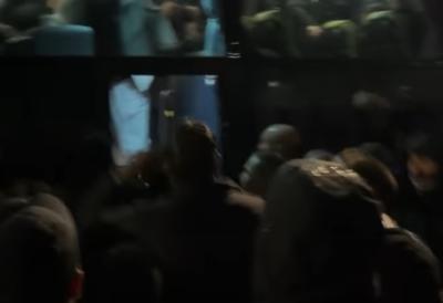 DELIRIJUM GROBARA! Ovako su navijači Partizana slavili pobedu sa košarkašima (VIDEO)