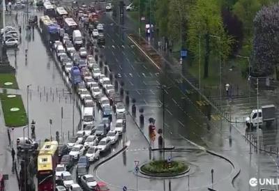 Zbog kiše u Beogradu, ne može da se mrdne: Velike gužve u svim delovima prestonice, najgore u centru