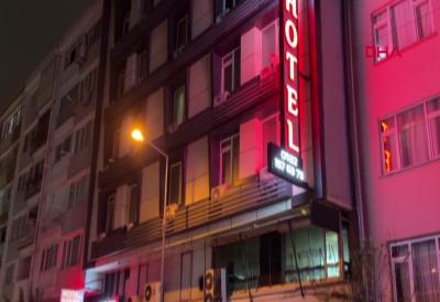 (FOTO/VIDEO) Namamio bivšu suprugu u hotel pa potegao nož: Majka troje dece krvnički iskasapljena, napadač iza sebe ima ozbiljan dosije