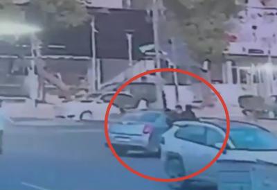 (VIDEO) Ponuđeni pregovori za puštanje otete američke novinarke: U sred dana u prometnoj ulici ženu uvukli u auto i odvezli - moćna Iračka milicija van kontrole države