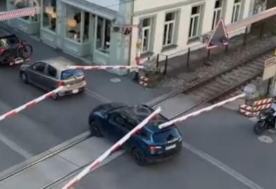 Auto zaglavljen nasred šina: Turistkinja napravila haos, snimak zapalio društvene mreže: "Ko ti je dao dozvolu" (VIDEO)