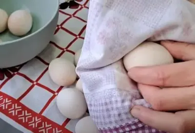 Najlakši način za IZBELJIVANJE JAJA SIRĆETOM - Ljuska ostaje čvrsta, boja se skida KAO OD ŠALE, a ne košta skoro ništa