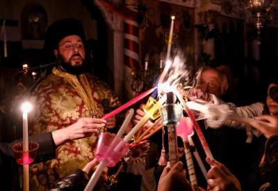 Blagodatni oganj u Jerusalimu: Čudo koje vernici iščekuju svake Velike subote u podnevnim satima