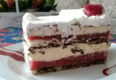 Recept za osvežavajuću KAPRI TORTU iz bakine sveske - Poslastica sa jagodama i KRCKAVOM čokoladom koju ćete praviti iznova