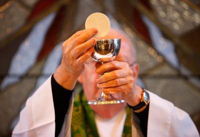 Vernici Katoličke crkve danas proslavljaju najveći hrišćanski praznik, Uskrs