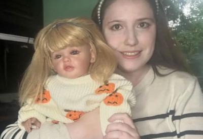 "Ja sam mama 8 lutaka - dojim ih, presvlačim i vodim svuda sa sobom" Ženu (28) ismevaju kao JEZIVU, a evo šta je pozadina priče