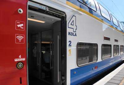 (FOTO) Ovo je voz koji je danas ispao iz šina kod Subotice: Putnici čekali evakuaciju, železnički saobraćaj ka Mađarskoj obustavljen