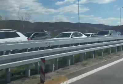 Praznični vikend stvorio gužve na putevima: Vozači zaglavljeni u kilometarskim kolonama – ovo su kritične tačke u Srbiji (VIDEO)