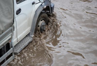 (FOTO) ''Kombi je ubrzo zahvatila i povukla bujica'', dramatično spašavanje kod Petrova: Uprkos upozorenjima krenuli poplavljenim putem a onda usledio haos