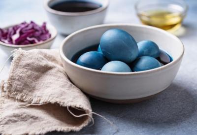 Najlepša KRALJEVSKA PLAVA vaskršnja jaja bez muke, kapi hemije i boja iz kesice - Evo kako da dobijete luksuznu nijansu u samo jednom potezu