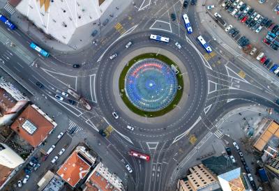 Pitate se zašto se ljudi "čukaju" u kružnom toku, a ni sami ne znate pravila: Ova zabluda koju svi vozači imaju dovodi do saobraćajki