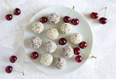 Neodoljive POSNE kuglice sa višnjama: Ovaj slatkiš će RASPAMETITI sve, a ne zahteva PEČENJE