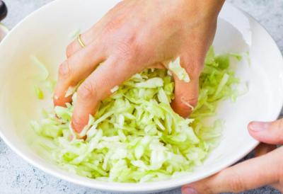 NAJLAKŠI način za savršenu KUPUS SALATU: Bez noža i bez rendanja - trik za 2 minuta zbog kog je hrskava i ukusnija nego u restoranu