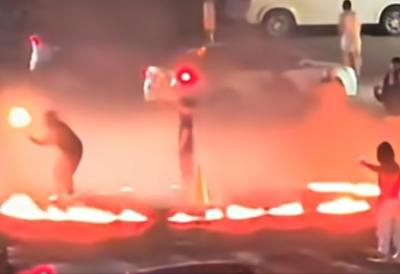 (VIDEO) Više od 100 vozila blokiralo saobraćaj, palili vatru na sred ulice: Nekontrolisana grupa izazvala haos - kada je policija stigla, njih troje skočilo na vozilo