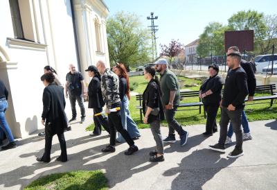 Majka Darka Lazića jedva stoji na nogama: Vidno potrešena stigla u crkvu na pomen sinu