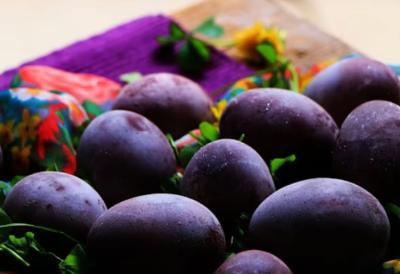 SVETLUCAJU KAO DRAGULJI, a prave se od SAMO 2 sastojka: Jarko ljubičasta uskršnja jaja bez hemije – simbolika ove boje povezana je sa duhovnom pripremom pred Uskrs