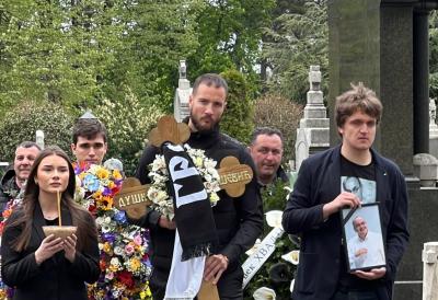 Sahrana Duška Vujoševića: Žofri Lovernj nosi krst, a peva se "Kad umrem, reći će Grobar bio je..." (VIDEO)